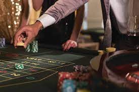 Antarmuka permainan Caribbean Stud Poker di meja obraltoto dengan kartu yang ditampilkan